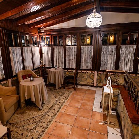 Fanaras Hotel 칼라브리타 외부 사진