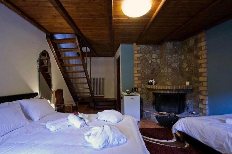 Fanaras Hotel 칼라브리타 외부 사진