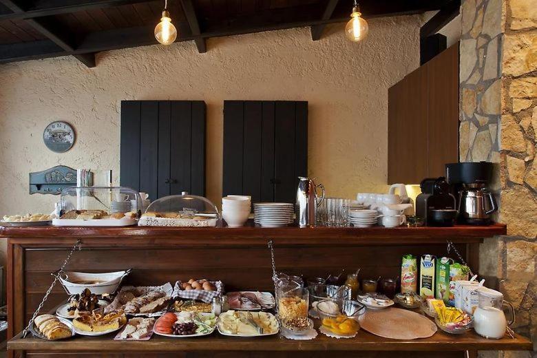 Fanaras Hotel 칼라브리타 외부 사진