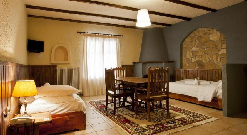 Fanaras Hotel 칼라브리타 외부 사진