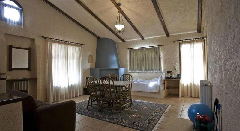 Fanaras Hotel 칼라브리타 외부 사진