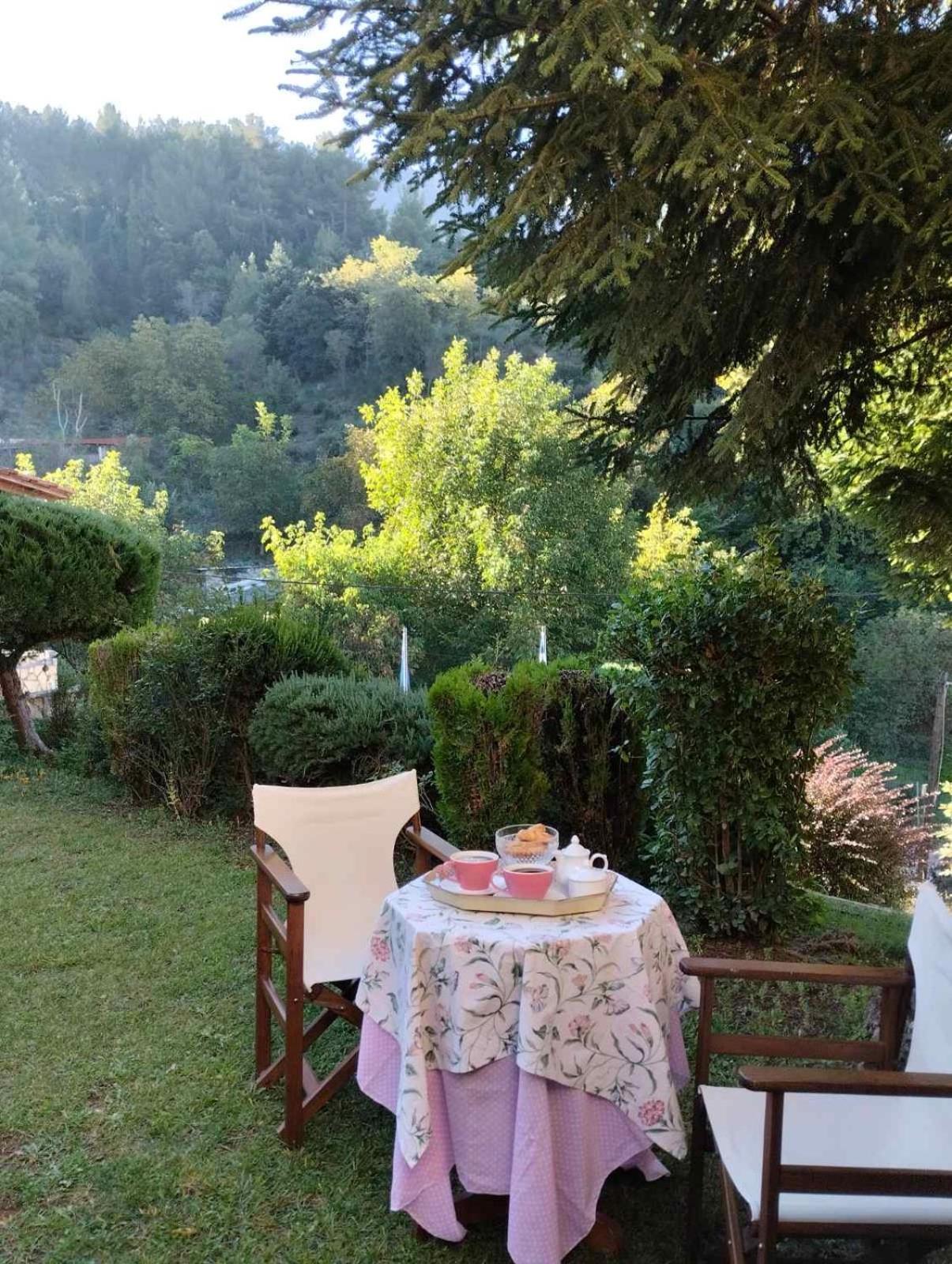 Fanaras Hotel 칼라브리타 외부 사진