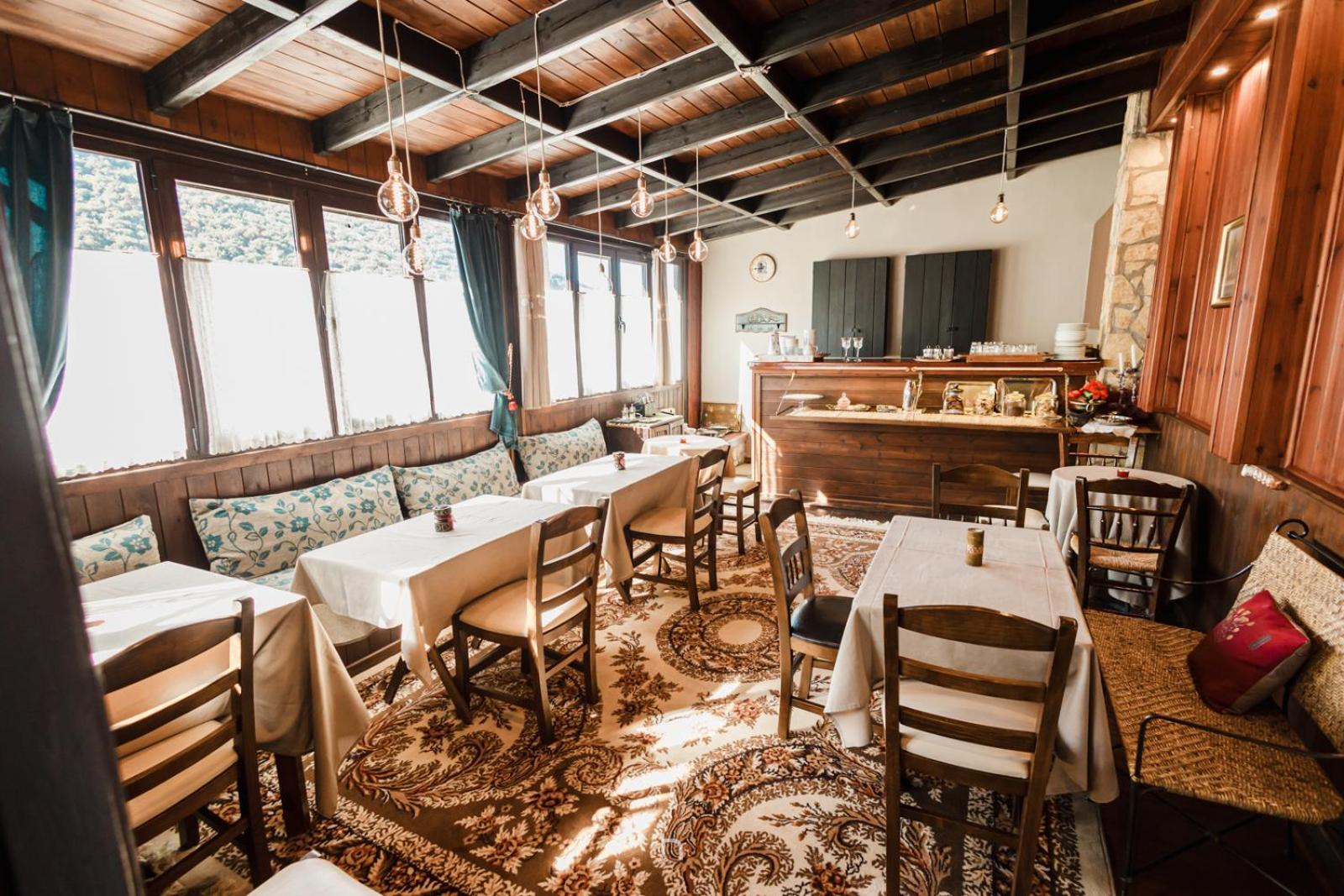 Fanaras Hotel 칼라브리타 외부 사진