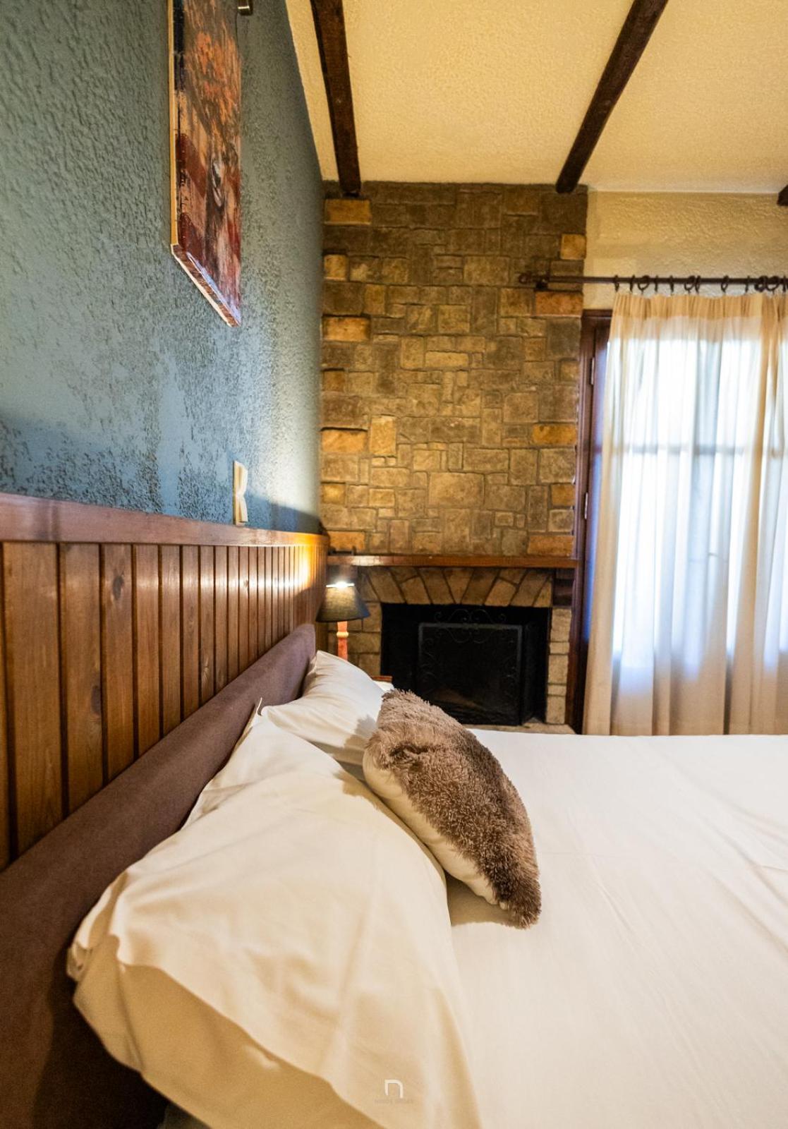 Fanaras Hotel 칼라브리타 외부 사진