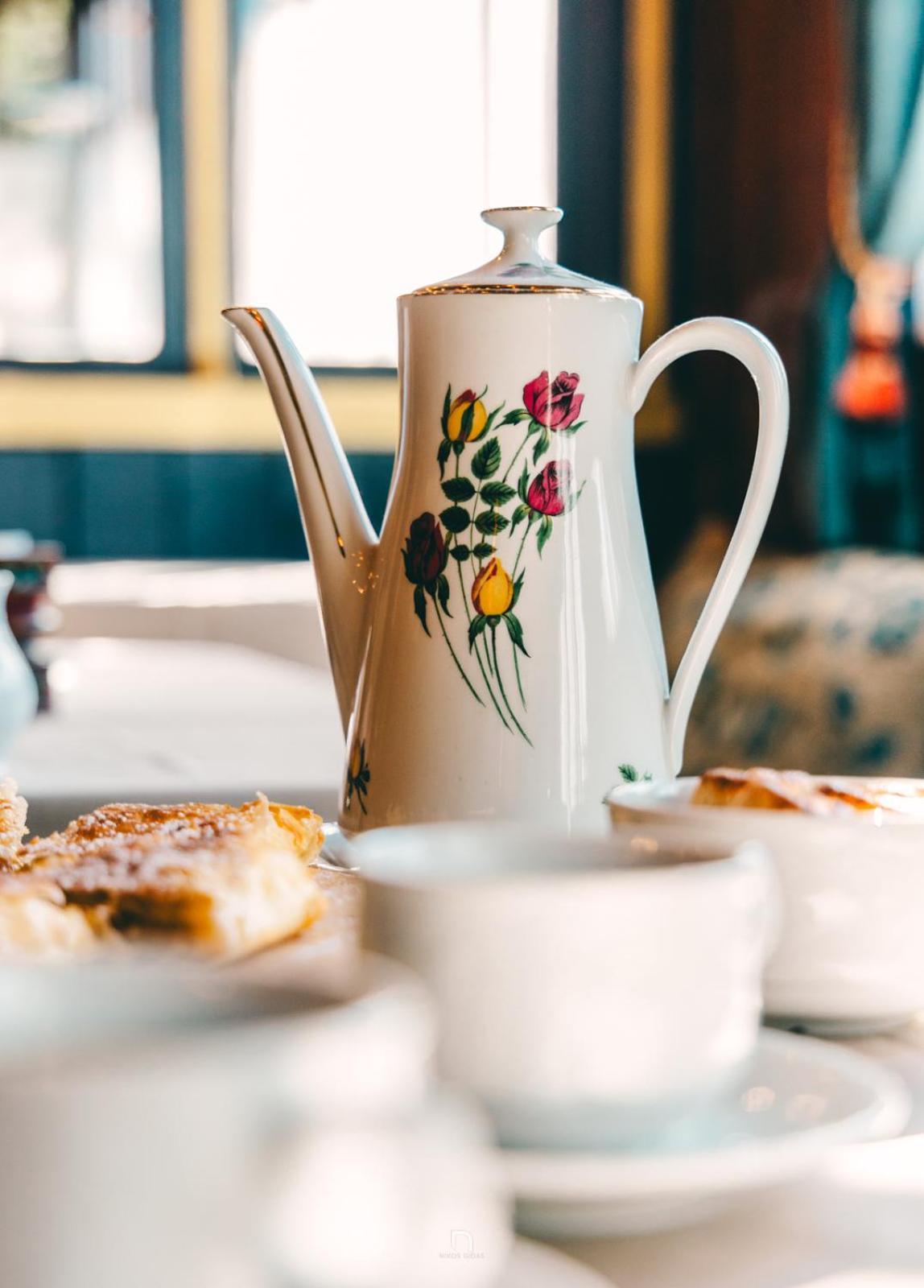 Fanaras Hotel 칼라브리타 외부 사진